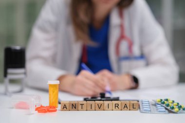 Kendini adamış bir sağlık uzmanı öncelikle antiviral ilaçların reçeteleri ve idaresine odaklanır.