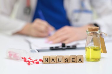 Tedavi yoluyla bulantı için çeşitli tedavi seçeneklerinin yanı sıra mevcut diğer sağlık unsurlarının incelenmesi