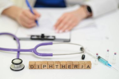 Difteri araştırması için steteskop, şırınga ve sağlık uzmanları için detaylı tıbbi notlar kullanılmalıdır.