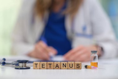 Nitelikli bir tıp uzmanı Tetanos aşısını ilgili materyallerle ayrıntılı bir şekilde açıklıyor.