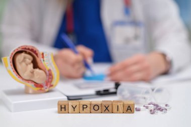 Bu kapsamlı tıbbi kurulum ve çeşitli eğitim araçları yoluyla c 'nin çeşitli etkilerini inceleyin