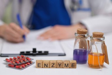 Enzim analizi, çeşitli ilaçlar ve nitelikli bir tıp uzmanını içeren detaylı bir çalışma düzeneği.