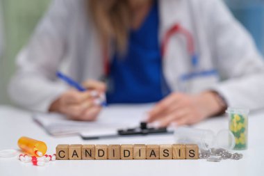 Klinik bir tıbbi ortamda titizlikle bir kandiyoz vakasını belgeleyen bir sağlık uzmanı