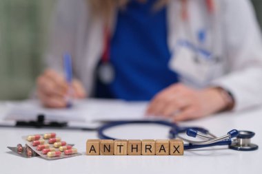 ANTHRAX kelimesini tıbbi unsurlarla tasvir eden bir resim, sağlık üzerindeki önemini vurguluyor..