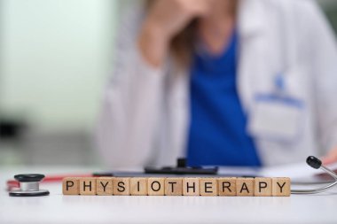 Bir fizyoterapist, iyileşmeye odaklanmış klinik bir ortamda çeşitli araç ve teknikleri kullanarak hastaları tedavi eder.