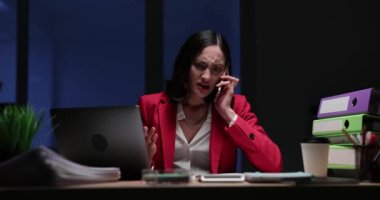 Sinirli kadın telefonda konuşuyor. İş yerinde endişe içinde bağırıyor. Stresli iş kadını çığlık atıyor geceleri ağır çekimde hayal kırıklığını dile getiriyor
