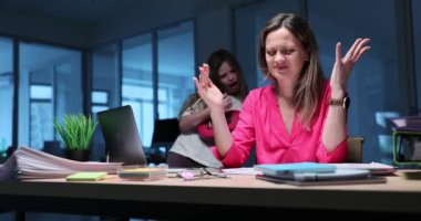 Gece vardiyasında çalışan yorgun bir kadın, eğlenceli ukulele kesikleriyle uğraşıyor. Bayan ev işlerinde stres ve aile ile ilgileniyor.