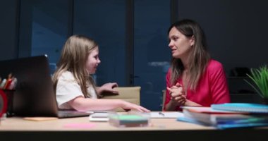 Stresli anne, kızının akademik performansını dizüstü bilgisayar ve kitaplarla eleştirdi. Yoğun aile iletişimi ağır çekim zorluğu