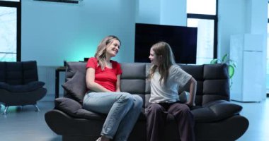 Sevgi dolu küçük kızım evde mutlu bir anneye bonbon kutusu sunuyor. Gülümseyen çocuk, ebeveyne tatlı bir sürpriz hazırlar. Ağır çekim için.