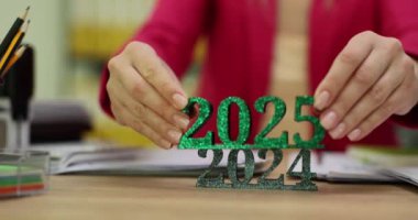 İş kadını 2024 'ten önce 2025 heykelciğin parladığını söylüyor. Yeni Yıl kavramı, iş sahiplerine yavaş çekim olanakları sunuyor