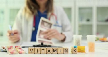 Tıbbi uzman masasında K vitamini ile ultrason taramalarını kontrol ediyor. Kadın jinekolog sağlık sektöründe testler ve ilaçlarla çalışır.