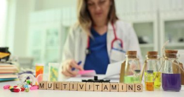 Hastanedeki kadın sıhhiyecilere karşı ahşap bloklar ve ilaç şişeleri gönder. Doktor ilaç malzemeleri yakınındaki sağlık verilerini belgeledi