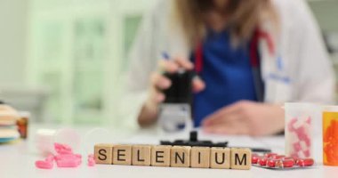 Selenium 'a küp ve kapsüller hakkında mesaj at. Hastanedeki doktor damgasına karşı. İyileşme için tıbbi profesyonel not reçetesi