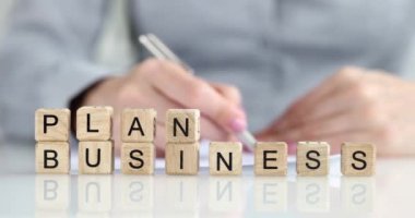 Bir kişi iş fikirleri planlıyor, stratejilerini ve büyüme yörüngelerini görselleştirmek için blokları kullanıyor.