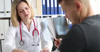 Bilgili bir sağlık uzmanı, bir ofis ortamında hastaların sağlık durumlarını tartışır.