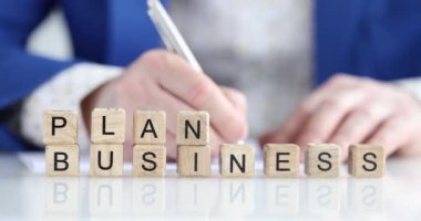 Bir profesyonel, PLAN ve BUSINESS heceleme blokları ile çevrili ayrıntılı bir iş planı oluşturur