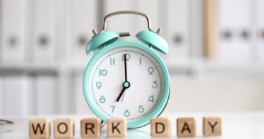 Güzel bir antika saat, çağdaş bir ofis ortamında odaklanmış ve üretken bir iş gününün sembolü olarak hizmet eder.