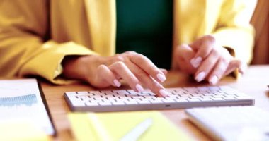 Modern ofis ortamında üretkenlik gösteren, klavyeye odaklanmış profesyonel bir daktilo..