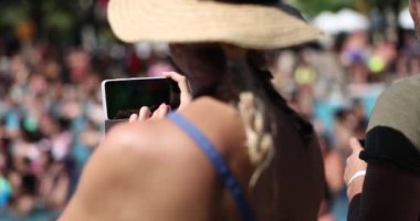 Canlı ve canlı bir yaz tatili sahnesi. Bireyler havuz kenarında uzun süreli anıları neşeyle yakalıyorlar.