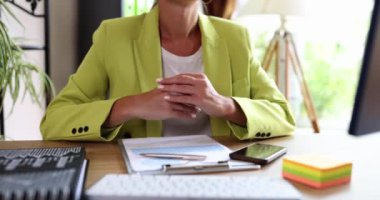 Parlak spor ceketli profesyonel bir kadın gösterişli ve yaratıcı bir çalışma alanında önemli bir toplantıya hazırlanır.