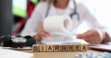 Eğitimli bir sağlık uzmanı, özel tıbbi aletler ve ekipmanlar kullanarak ishalin çeşitli belirtilerini yönetir.