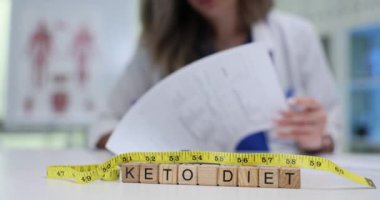 Bir sağlık uzmanı, bir keto diyet planını dikkatle analiz ediyor ve onun etkili kilo yönetimi için sayısız faydalarını inceliyor.