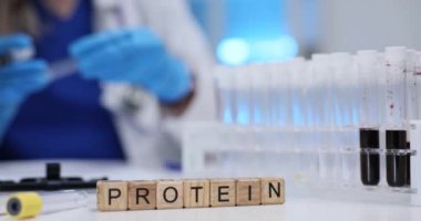 Bu laboratuvar protein analizinde uzmanlaşmıştır. Test tüpleri ve bilimsel araştırma araçlarıyla donatılmıştır.