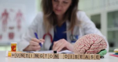 Bir tıp uzmanı kendini Huntington hastalığını araştırmaya adamış ve bunun beyindeki derin etkisini vurgulamış.