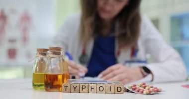Bir sağlık uzmanı tifo hastalığının tedavisini çeşitli tıbbi çözümler ve haplar kullanarak analiz ediyor.