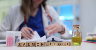 Kendini adamış bir sağlık uzmanı klinik ortamdaki belgelenmiş salmonelloz vakalarını ayrıntılı bir şekilde inceler.