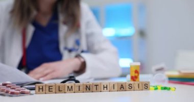 Nitelikli bir sağlık uzmanı tıbbi araçlar ve ilgili belgeler kullanarak helminthias 'ı titizlikle analiz ediyor.