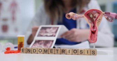 Bir sağlık uzmanı, görsel yardım, çizelge ve uygun ilaçlar kullanarak endometriyozisi iyice inceler.
