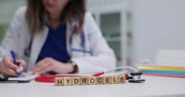 Kendini adamış bir doktor, klinik bir ortamda hidrokel tedavisi ve farkındalık hakkındaki anahtar kavrayışları not eder.