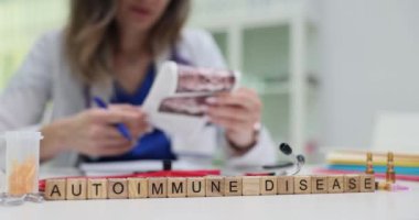 Klinik ortamda, bir sağlık uzmanı otoimmün hastalıklarla ilgili çeşitli görüntüleri dikkatle inceler.