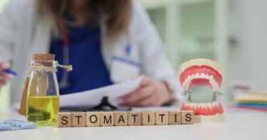 Detaylı nedenlere dalın ve özellikle klinik bir ortamda stomatitin etkili tedavisine başlayın.