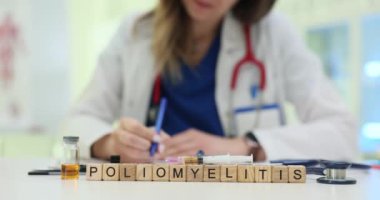 Nitelikli bir tıp uzmanı polimiyelit aşısı hazırlıklarını ve ilgili bilgileri inceler.