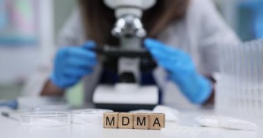 Gelişmiş mikroskop ve özel laboratuvar ekipmanları kullanılarak MDMA 'nın ayrıntılı ve ayrıntılı bir incelemesi yapılır.