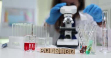 Yetenekli bir laboratuvar teknisyeni, kritik araştırma ve yenilikçi çözümler için opioid örneklerini titizlikle inceliyor.