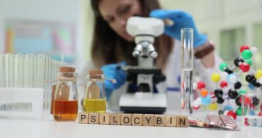 Gelişmiş mikroskopi ve kimyasal analizler kullanarak laboratuvarlardaki psilosibin etkilerini araştırıyoruz.