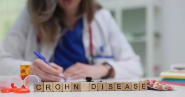 Nitelikli bir tıp uzmanı ilaç kullanarak Crohns hastalığının çeşitli tedavi seçeneklerini iyice inceliyor.