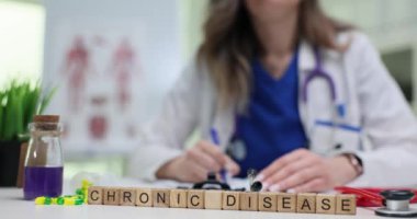 Bir sağlık uzmanı, kronik hastalık yönetimi hakkında çeşitli tedavileri ele alarak içgörü sunar.