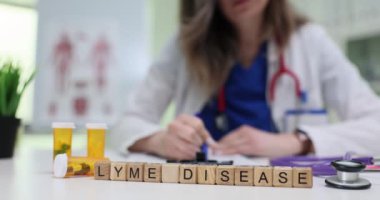 Bir doktor, Lyme hastalığı tedavi seçeneklerini ve hastalara yardım etme araçlarını tartışır