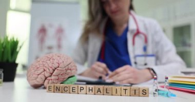 Ensefaliti, beyin fonksiyonları üzerindeki etkisini ve bu bilgilendirici ortamda önleme stratejilerini araştırın..