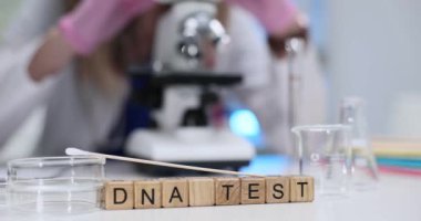 Detaylı bir laboratuvar sahnesi, gerekli ekipman ve malzemelerle kapsamlı bir DNA testi düzeneği gösteriyor.