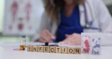 Uzman bir doktor enfeksiyon tedavilerini analiz ediyor, tıbbi uzmanlığın önemini vurguluyor.