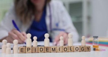 Epidemiyolojinin çeşitli kavramlarını detaylı bir tıbbi ortamda gösterilen ahşap figürler kullanarak inceliyorum.