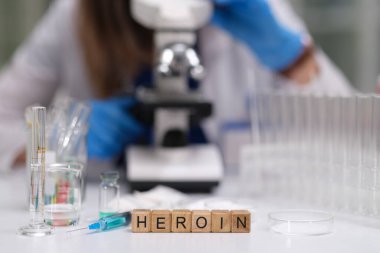 Yoğun bilimsel araştırma ve detaylı madde analizine odaklanmış bir laboratuvarda eroin araştırması.