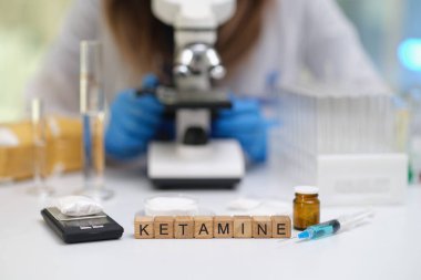 Bir araştırma sahnesinde ketamin ve çeşitli laboratuvar ekipmanları şu anda inceleme altında.