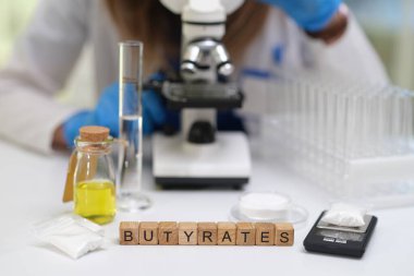 Bütiloların detaylı bir bilimsel analizi, ayrıntılı bir değerlendirme süreci için bir mikroskop ve birkaç örnek kullandı.
