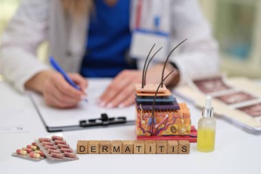 Bir cildiyecinin çalışma alanı çeşitli dermatit tedavi araçlarını, ilaçlarını ve kaynaklarını güzelce sergilemektedir.